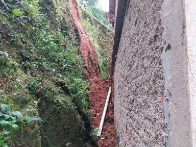Deslizamento de talude atinge residência no bairro Paquetá