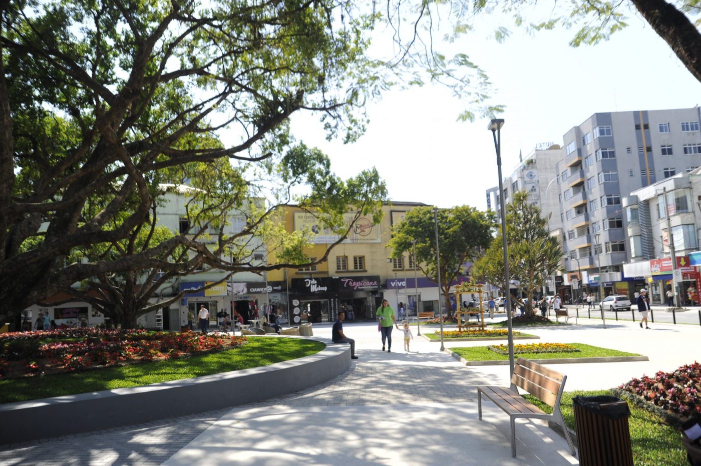 Paisagismo e mobiliário contemporâneo embelezam praça Barão de Schneeburg