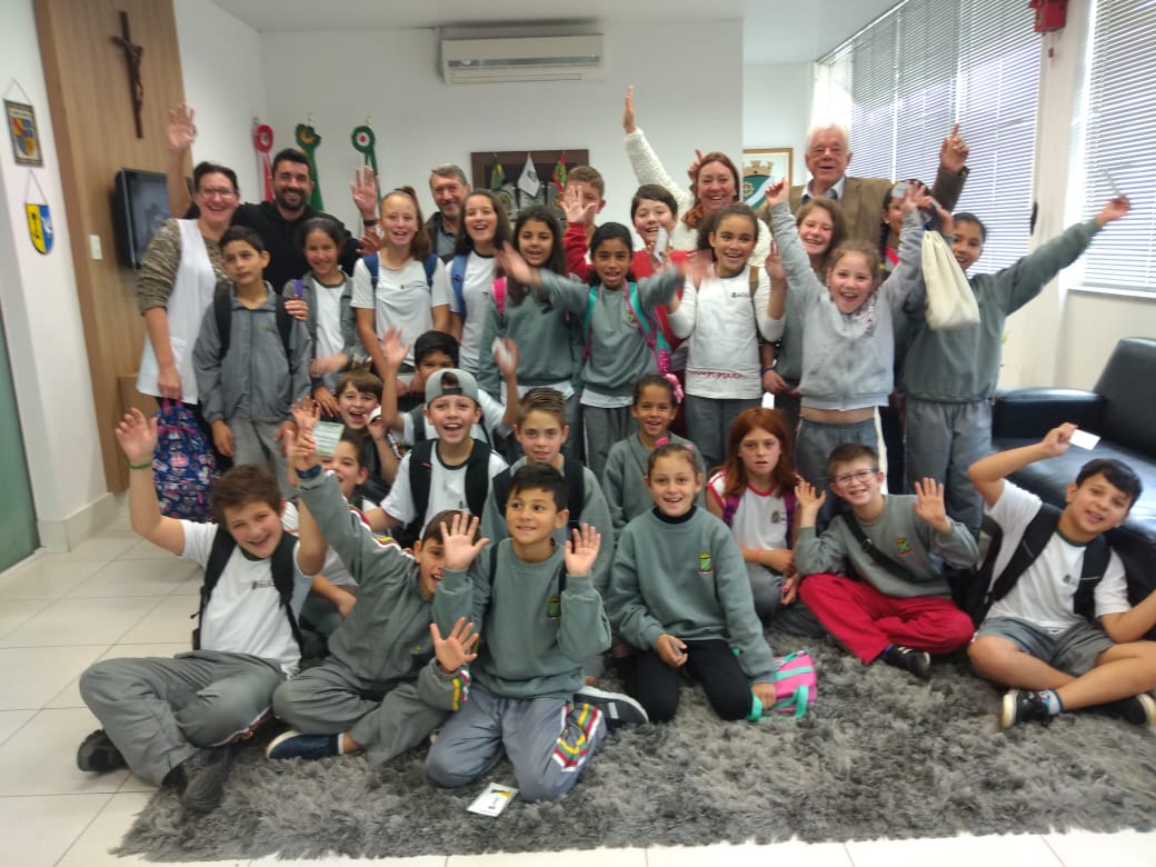 Alunos da Escola Carlos Moritz visitam prefeito