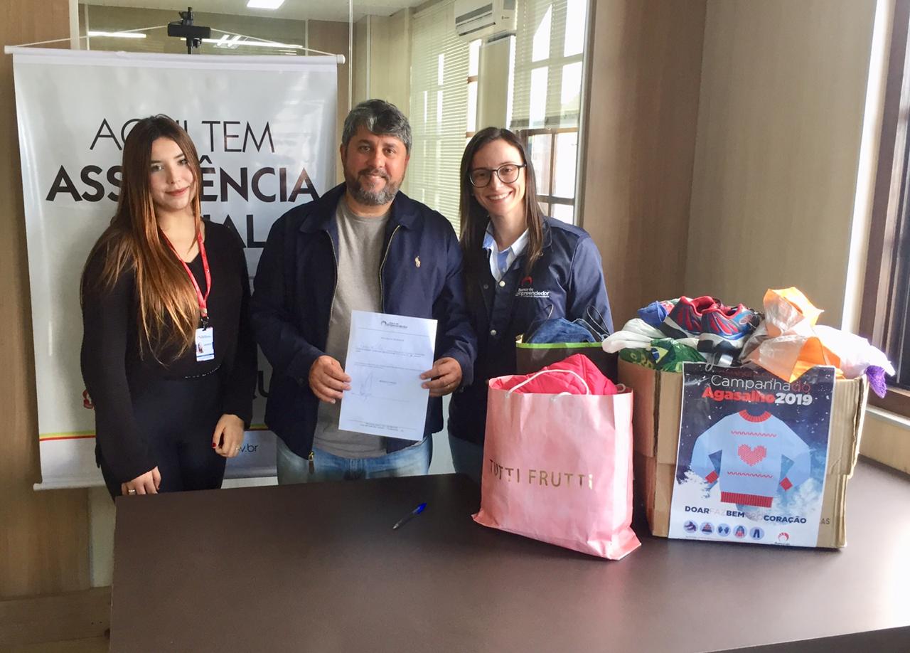 Secretaria de Assistência Social recebe roupas que serão doadas a usuários do CadÚnico