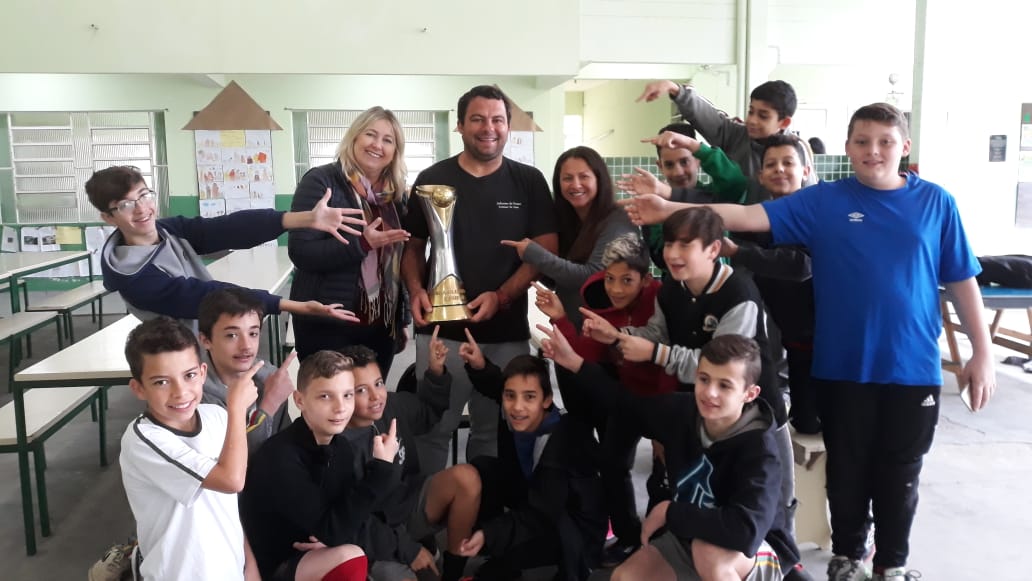 Alunos da Escola Georgina de Carvalho Ramos da Luz celebram conquista do Bruscão com taça da Série D