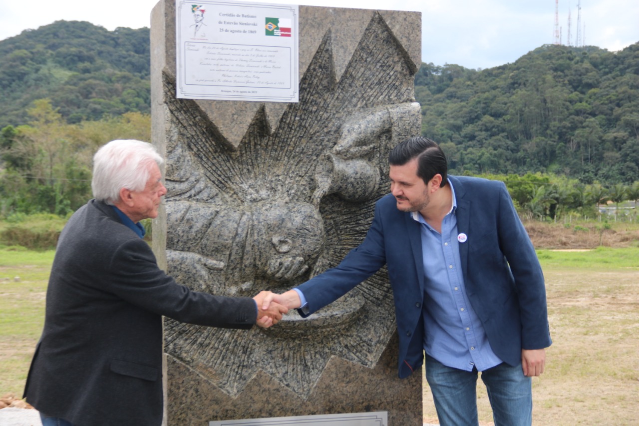 Em parceria com Fundação José Walendowsky, Prefeitura inaugura Praça Imigrantes da Polônia