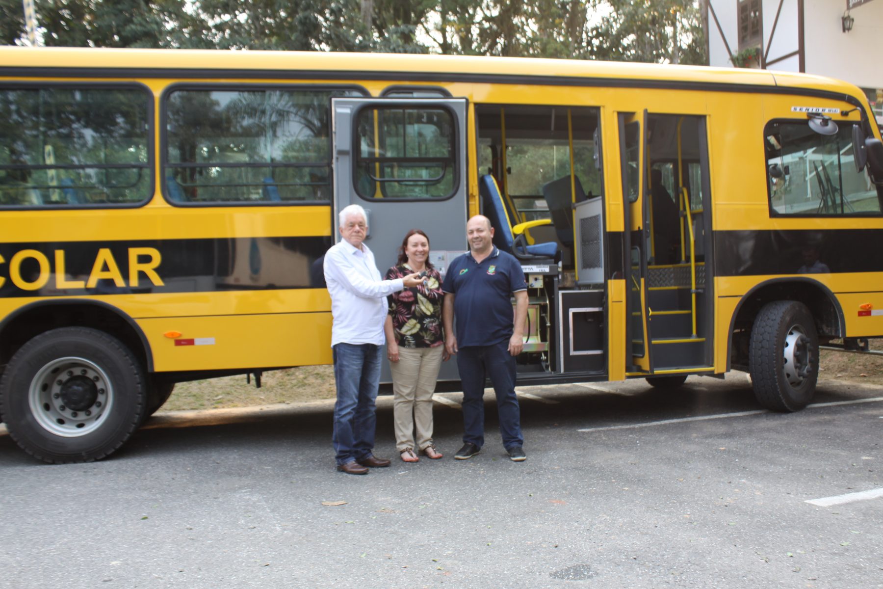 Prefeitura recebe novo ônibus para a frota da Educação