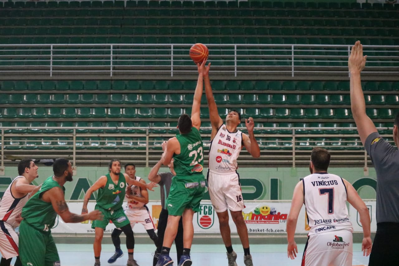 Brusque Basquete/FME é superado na estreia da Copa Brasil Sul de Basquete Adulto