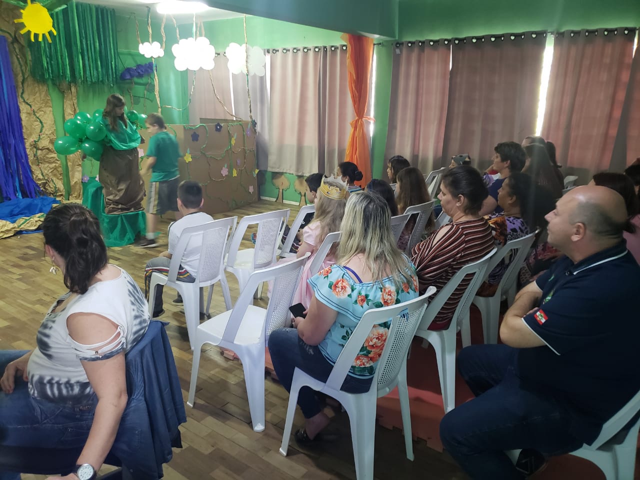 Escola de Ensino Fundamental Poço Fundo monta espaço permanente para apresentações artísticas e culturais