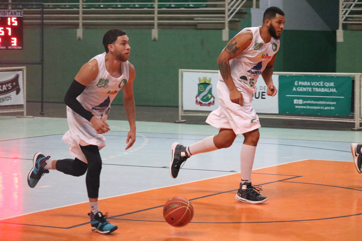 Brusque Basquete/FME joga para garantir vaga ao final four do Catarinense nesta sexta (18)