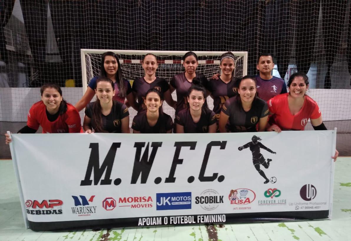 M.W.F.C e Nova Era largam com vitória no Municipal de Futsal Amador Feminino de Brusque