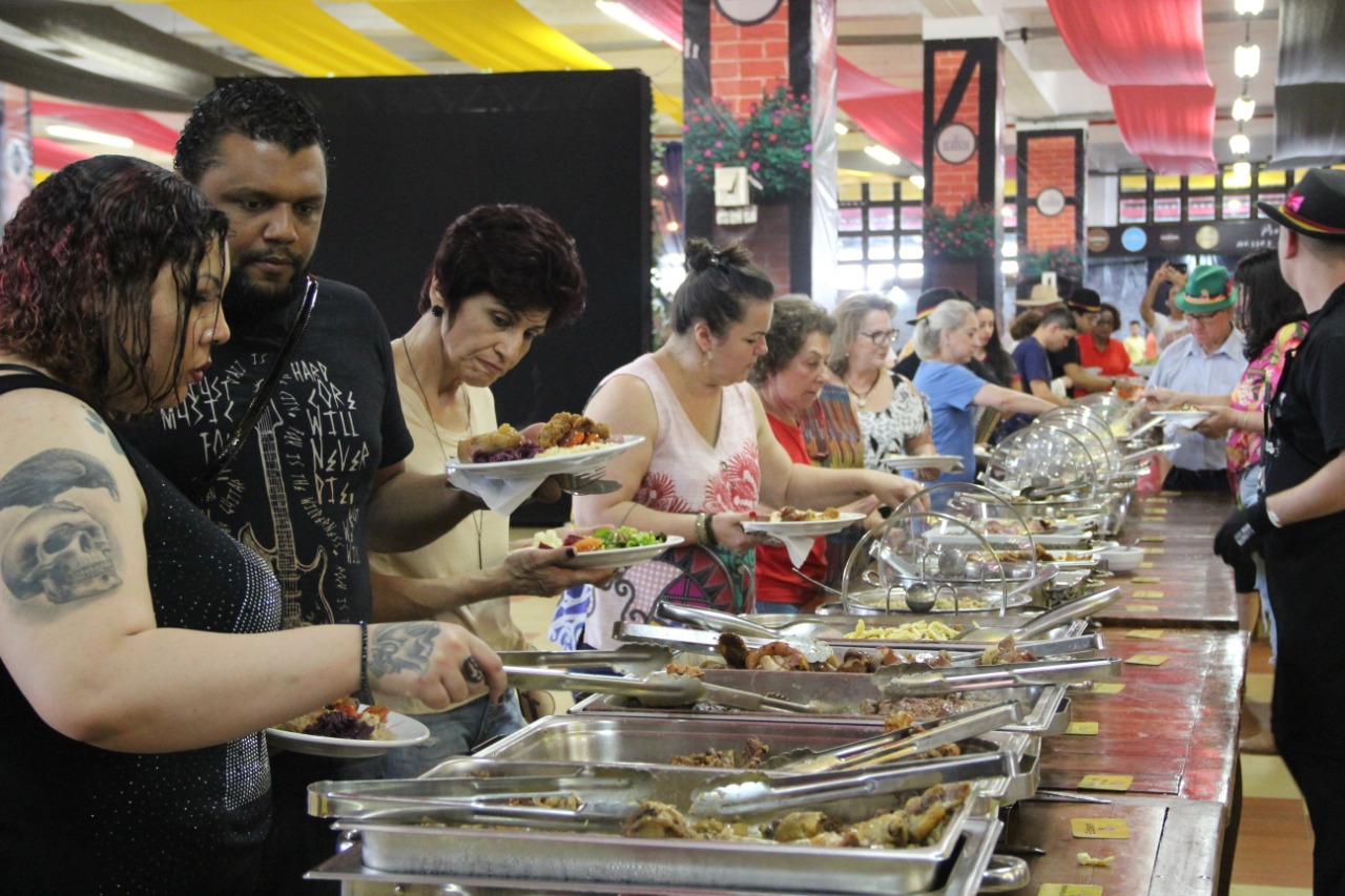 Fenafesteiros já consumiram mais de cinco mil pratos típicos e buffets