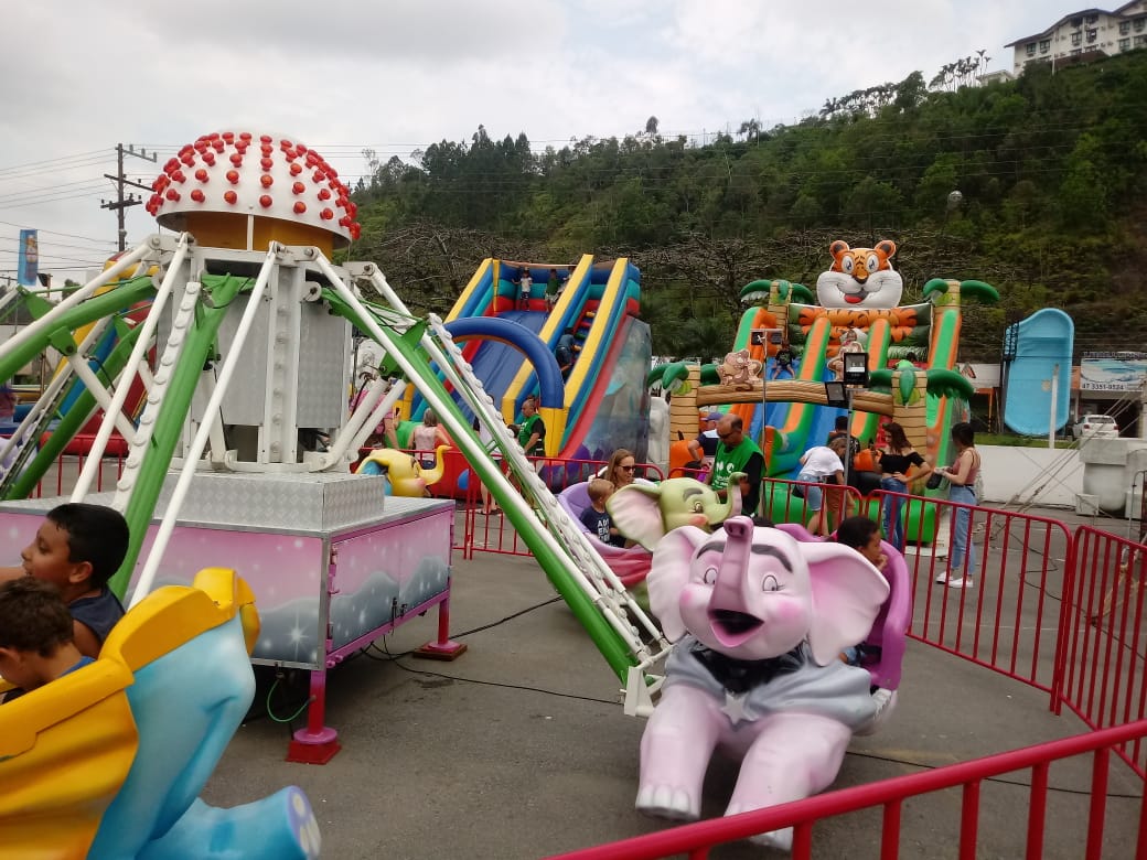 Crianças aproveitam tarde de parque gratuito na Fenarreco