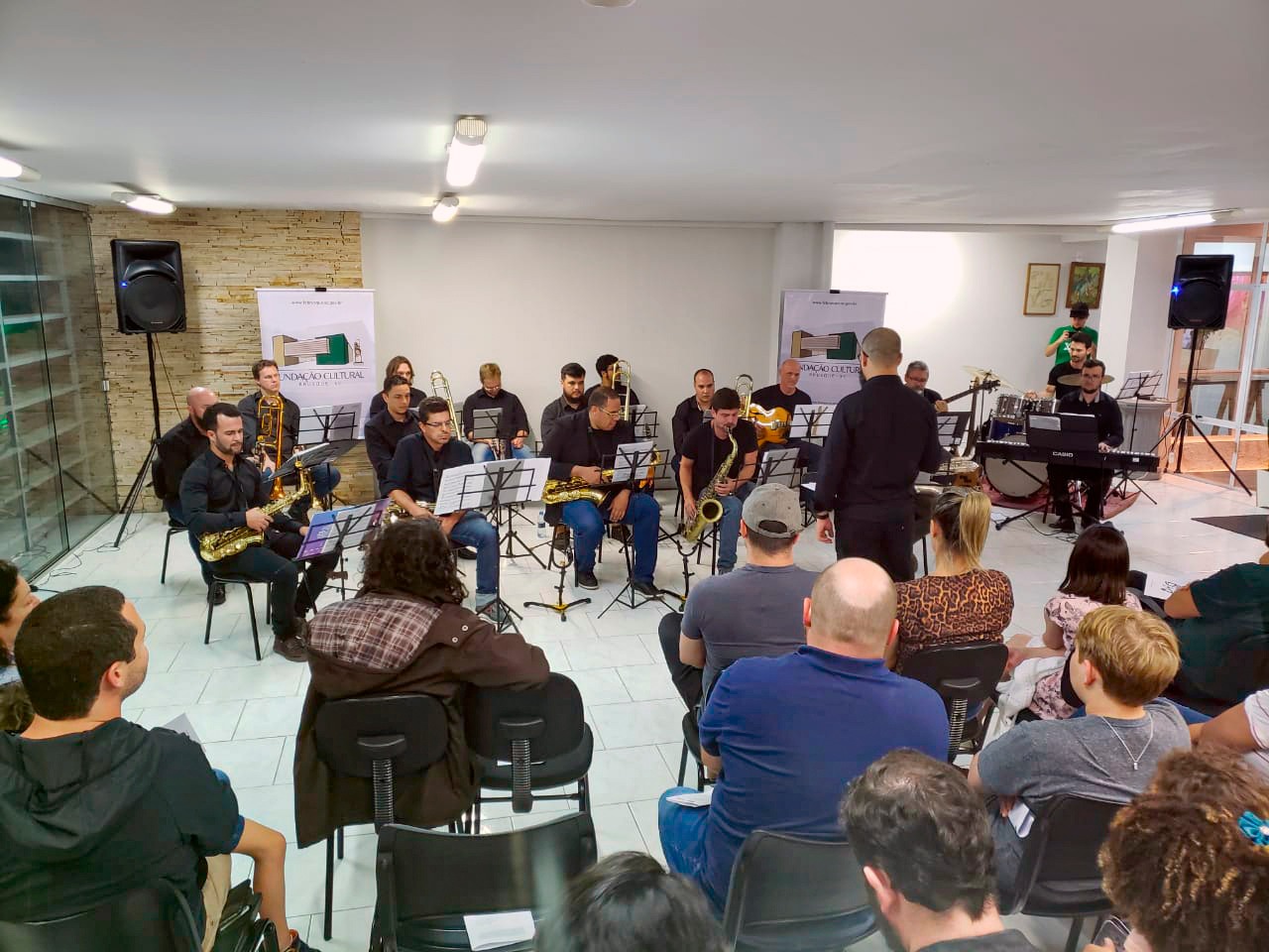 Hall da Fundação Cultural lota para pré-estreia da Big Band Brusque