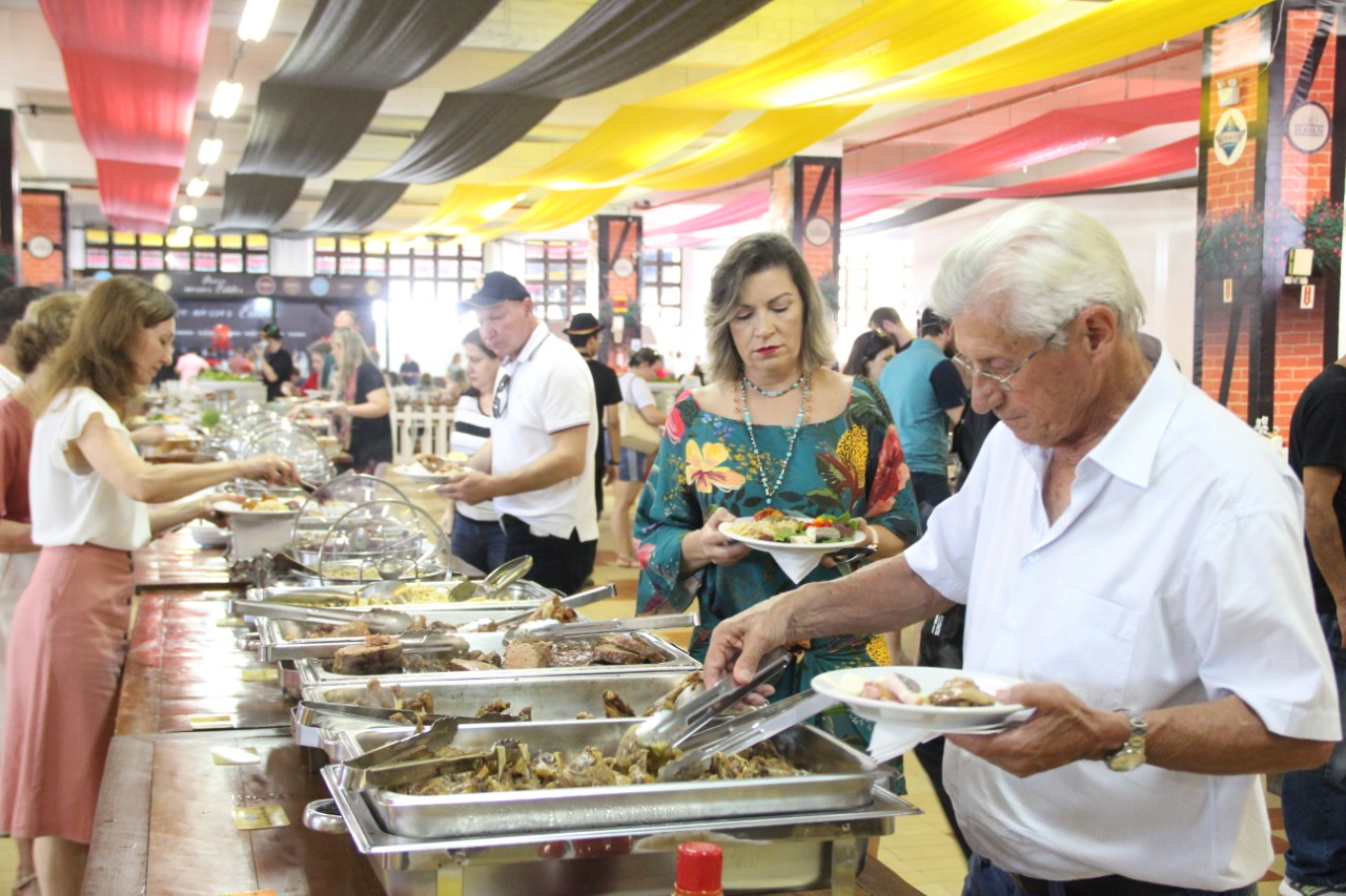 Fenafesteiros já consumiram mais de cinco mil pratos típicos e mais de 50 mil copos de chope