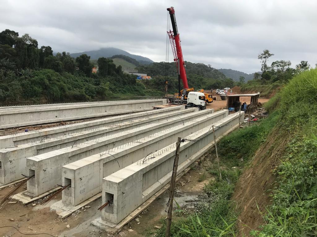 Vigas da nova ponte sobre o Ribeirão Limeira são posicionadas