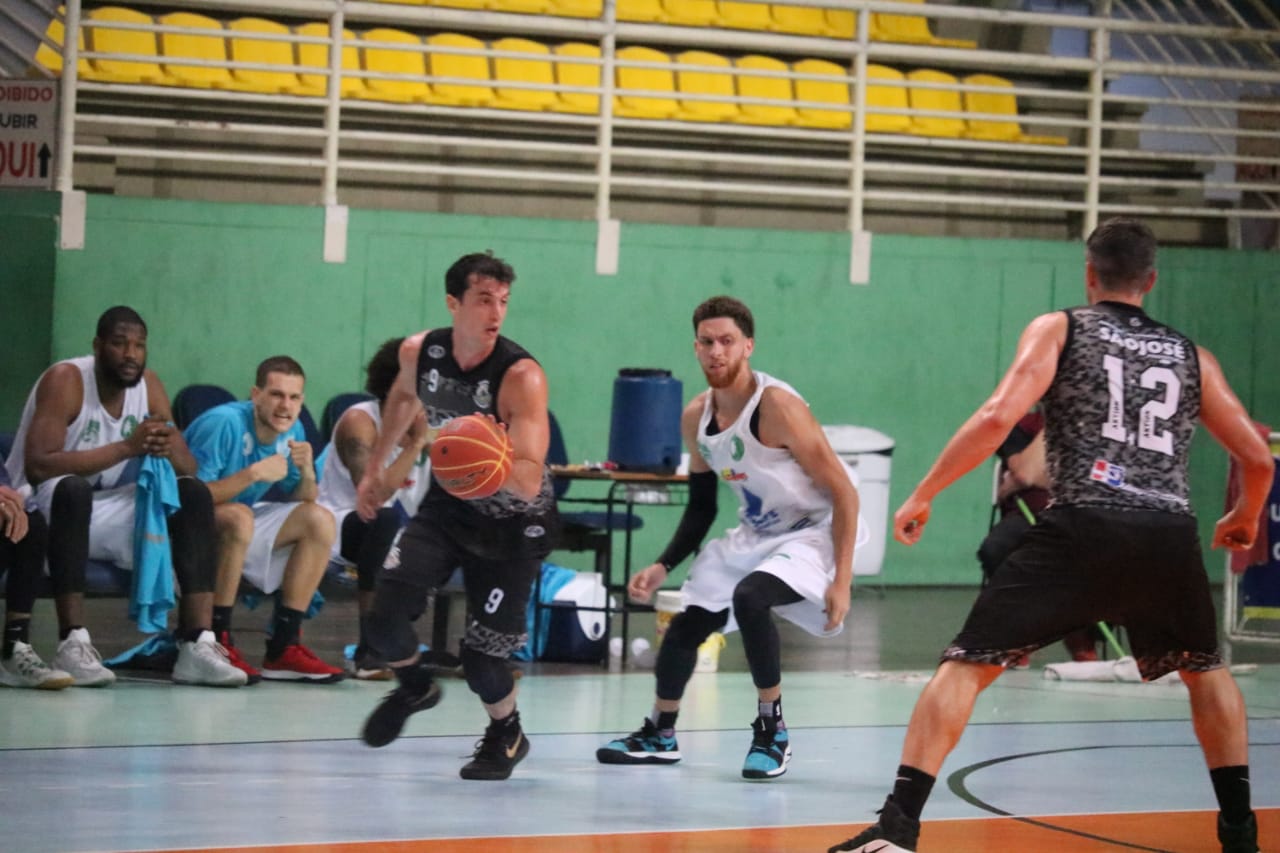 Brusque Basquete perde em casa para o Grande Florianópolis Basquete e decide a vida no Estadual neste sábado (19)