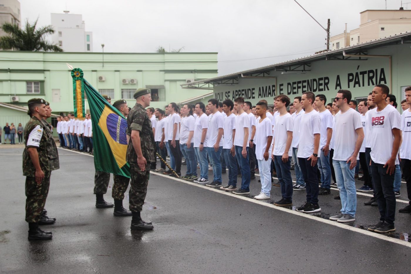 Jovens de Brusque recebem certificado de dispensa de incorporação