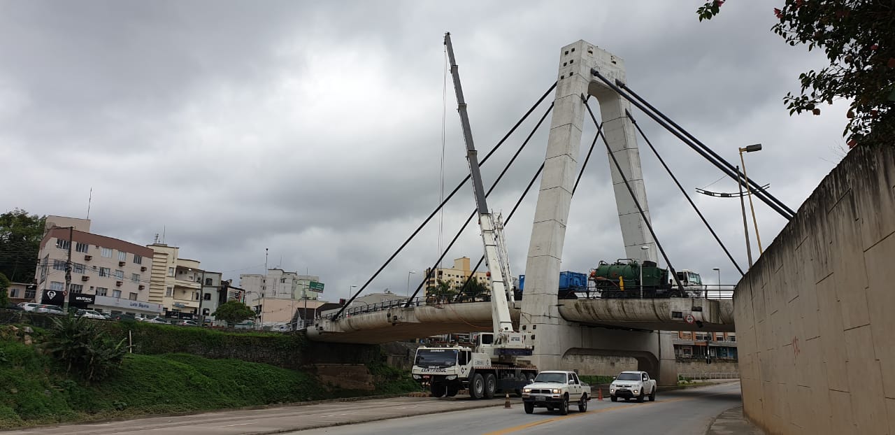 Ponte Estaiada passa por limpeza