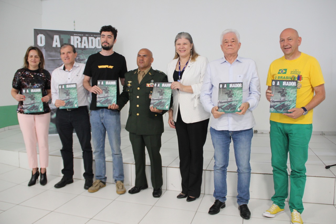 Com a presença do prefeito de Brusque, Tiro de Guerra lança revista O Atirador 2019