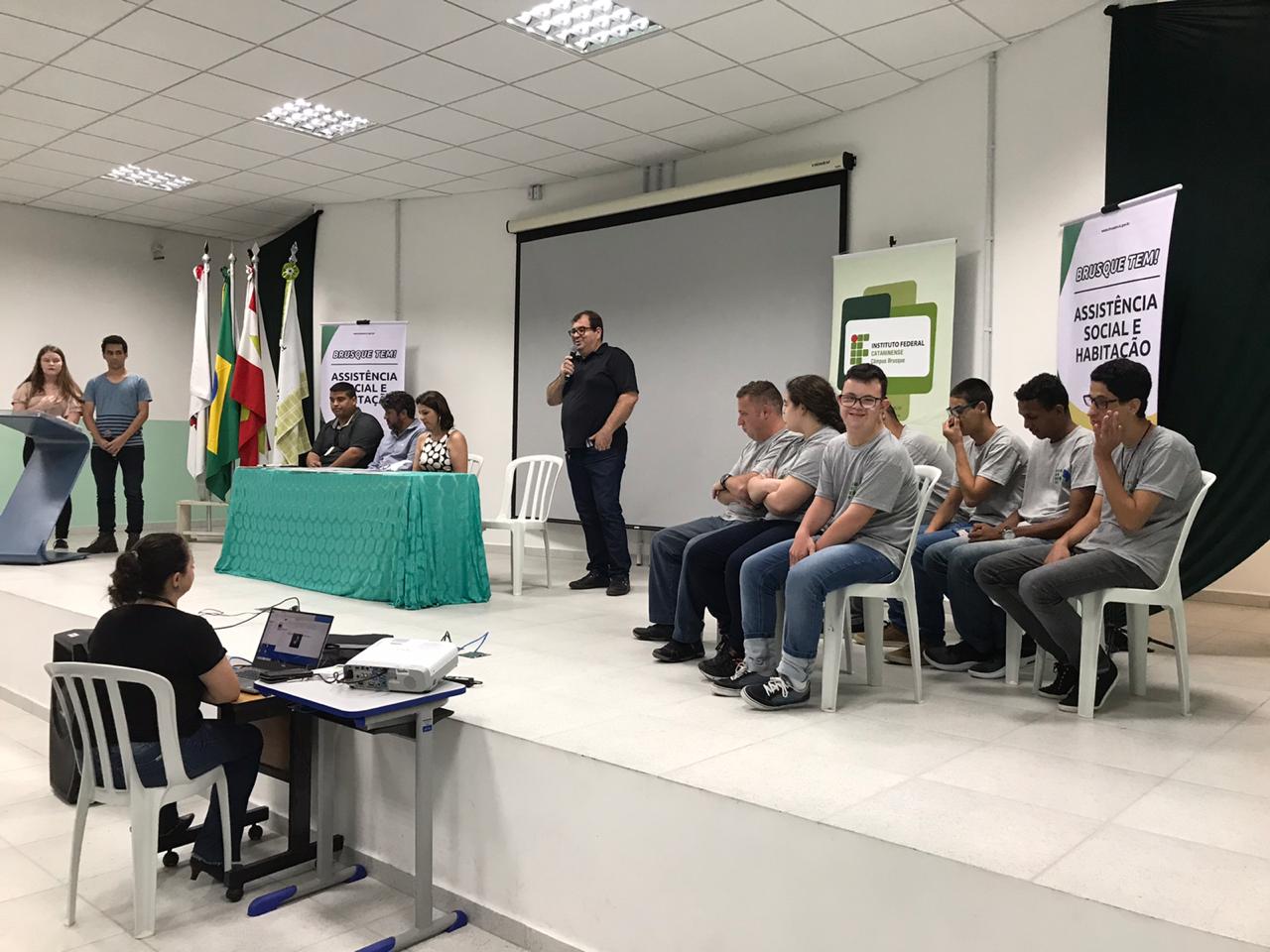 Formatura dos alunos do curso Luz do Saber aconteceu na sexta-feira (8)