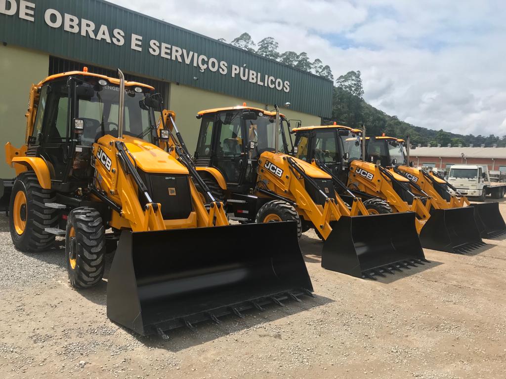 Secretaria de Obras recebe quatro novas retroescavadeiras