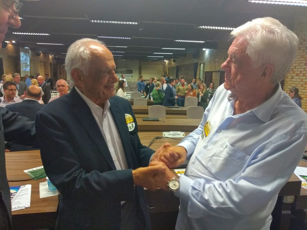 Prefeito e vice prestigiam Conferência de Pedro Simon, na Câmara de Vereadores