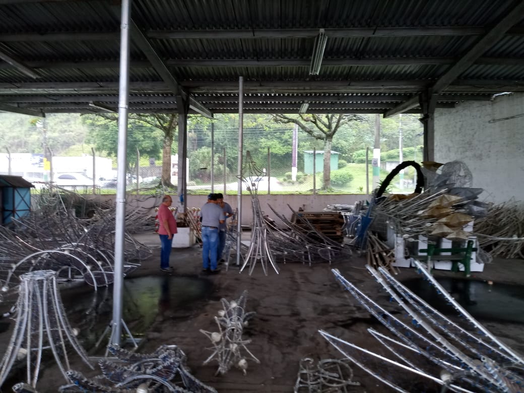 Cidade começa a receber decoração para o Natal