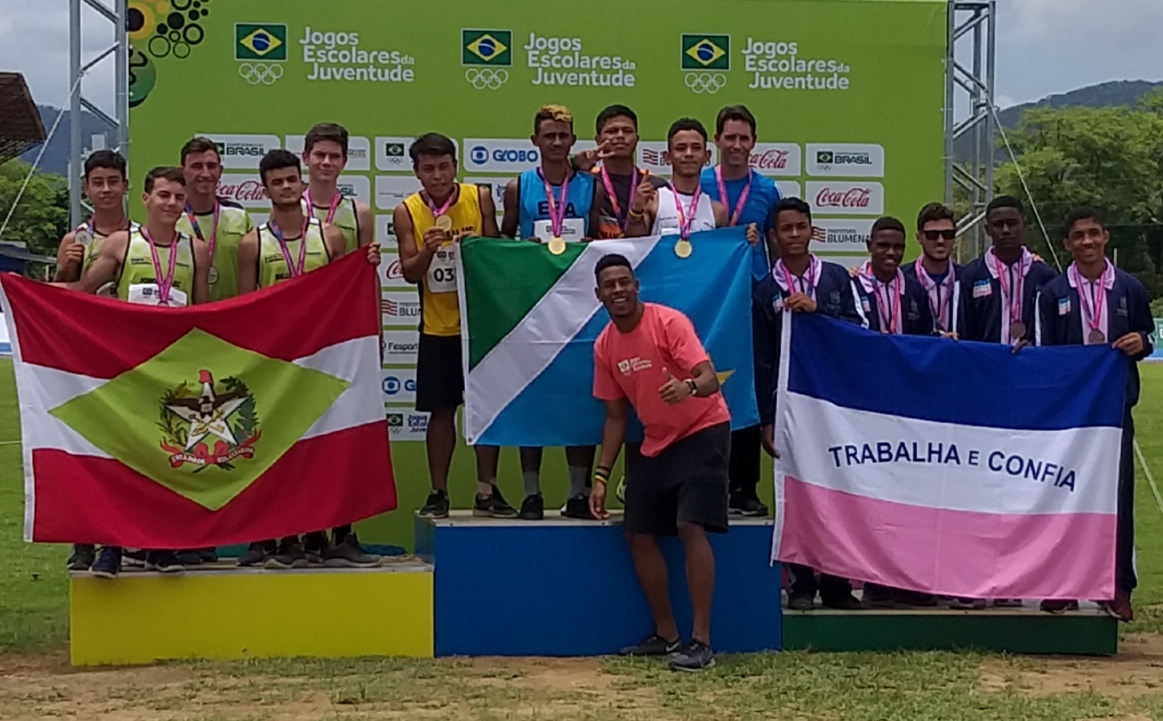 Atleta brusquense que ganhou medalha descalço no salto em distância dos Jogos Escolares é prata no revezamento com a seleção catarinense na etapa nacional