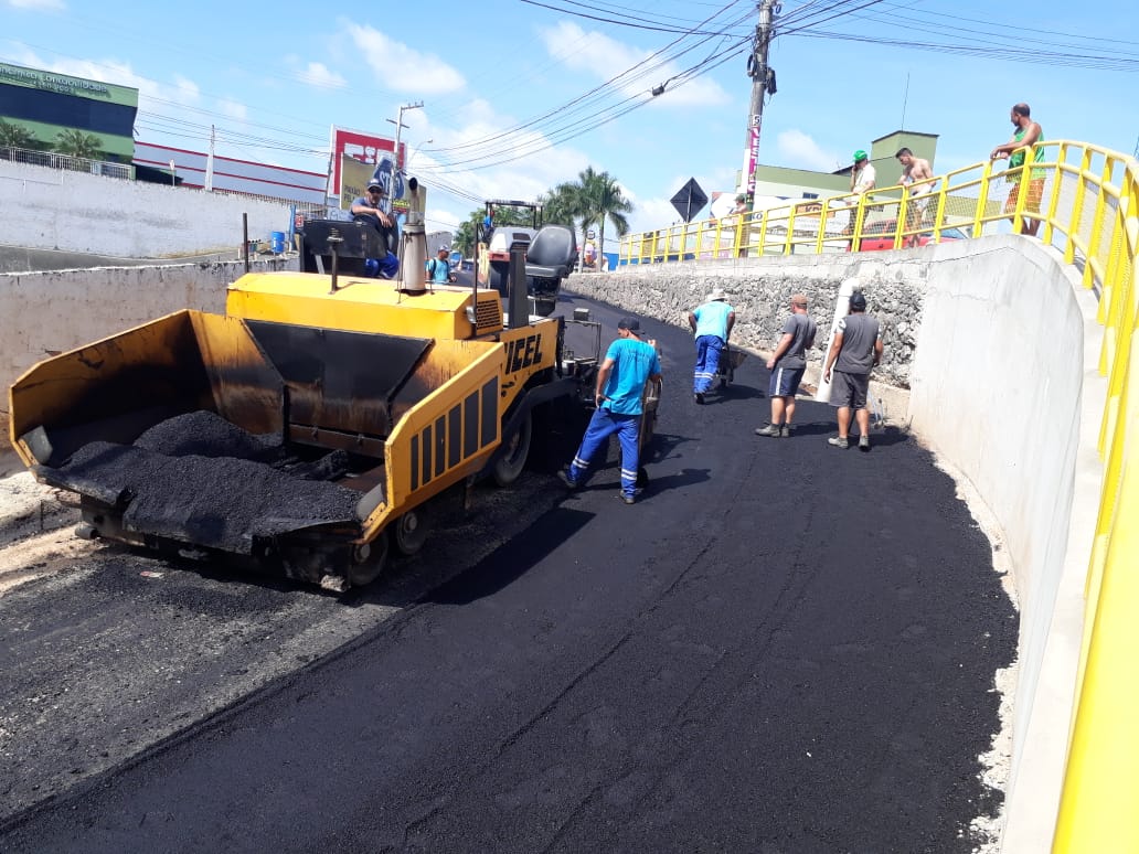 Rua João Heil recebe pavimentação asfáltica. Obra é um complemento das intervenções no bairro Nova Brasília