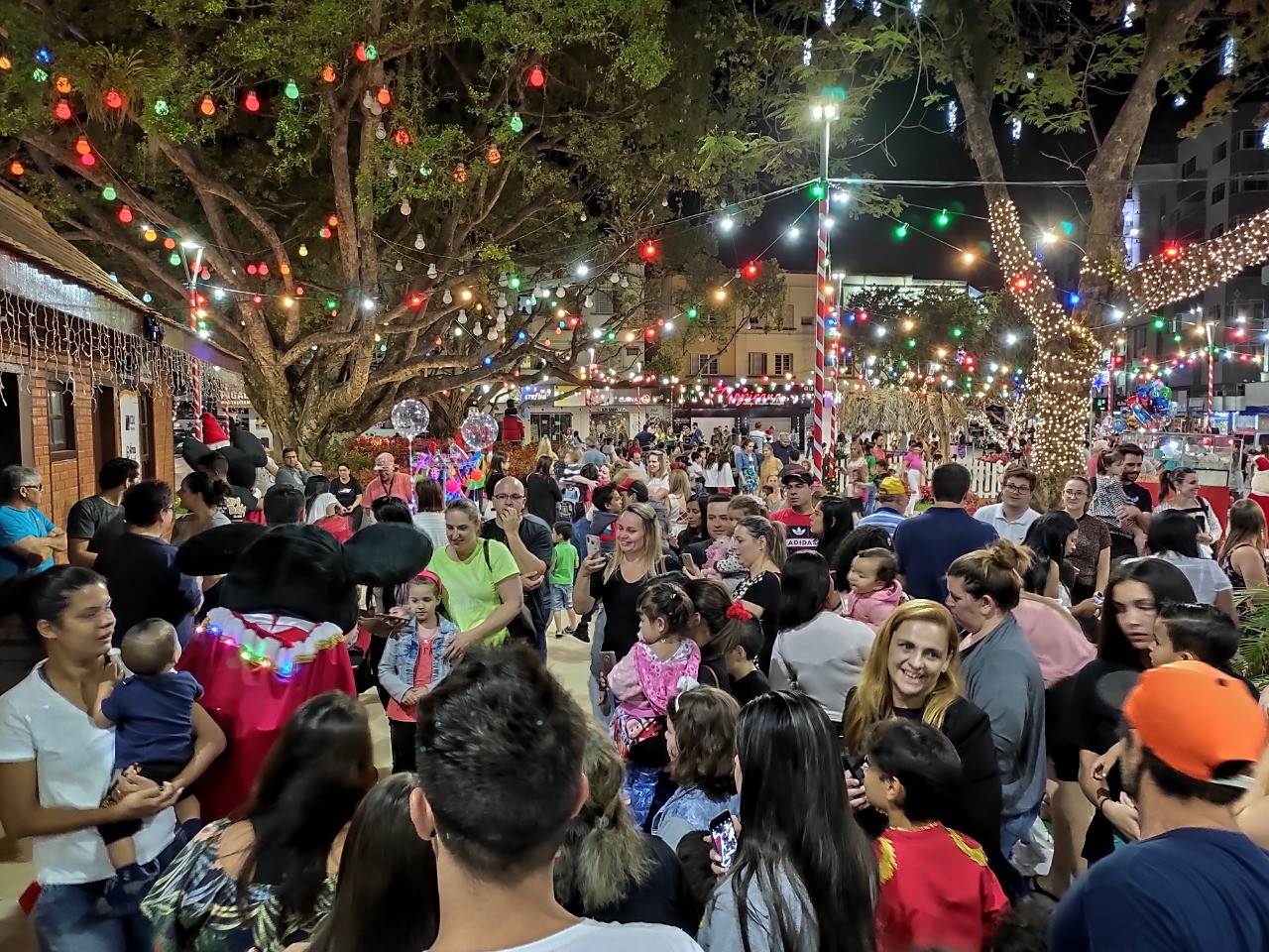 O bom velhinho chegou à Praça Barão de Schneeburg