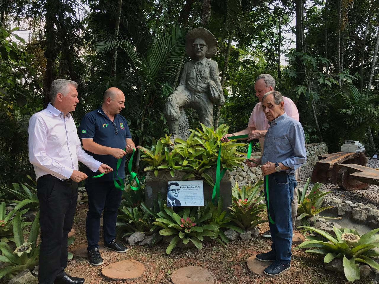 Inaugurado o monumento em homenagem ao padre Raulino Reitz