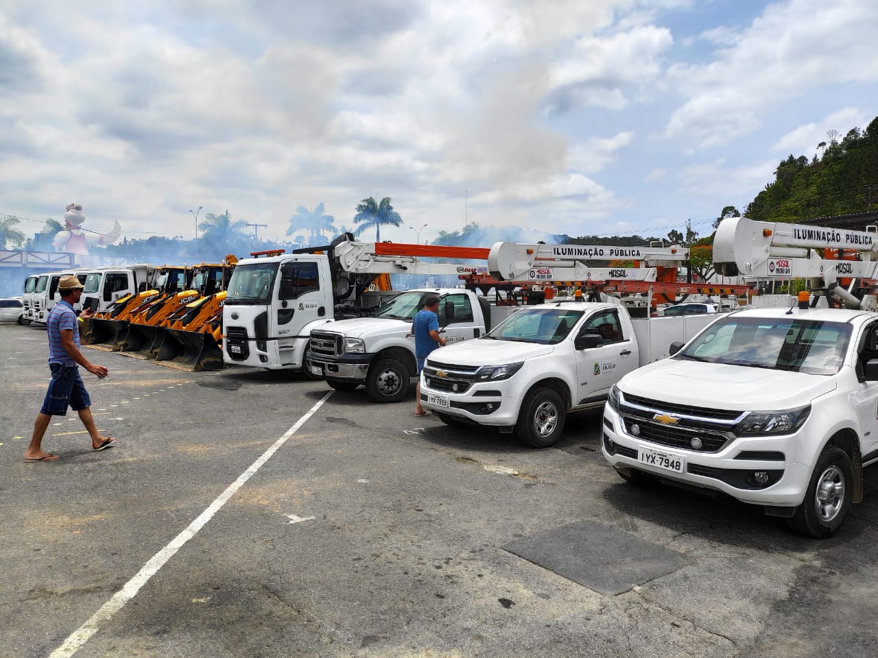 Prefeitura de Brusque entrega novos maquinários à Secretaria de Obras