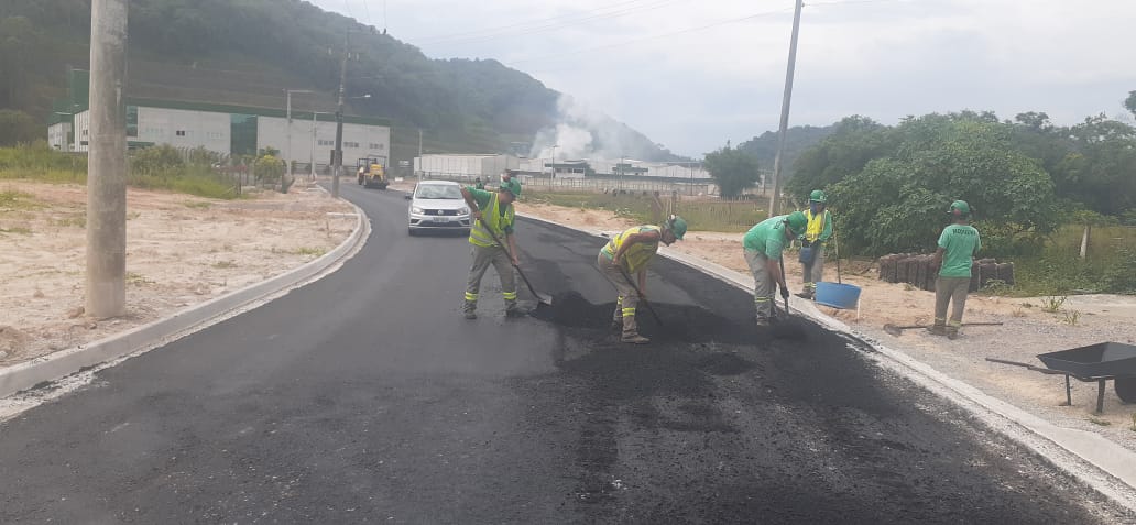 Pavimentação na Estrada da Fazenda avança mais 340 metros nesta semana