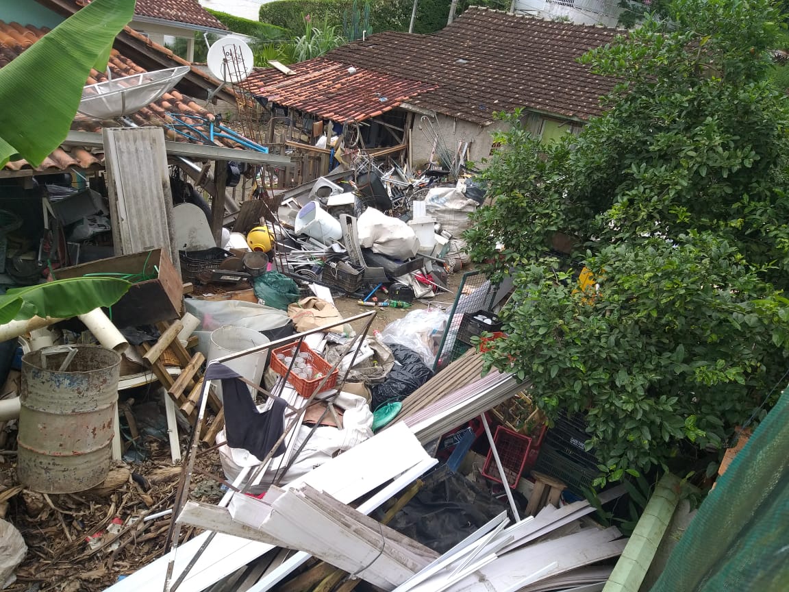 Vigilância em Saúde interdita imóvel utilizado como depósito de material reciclável