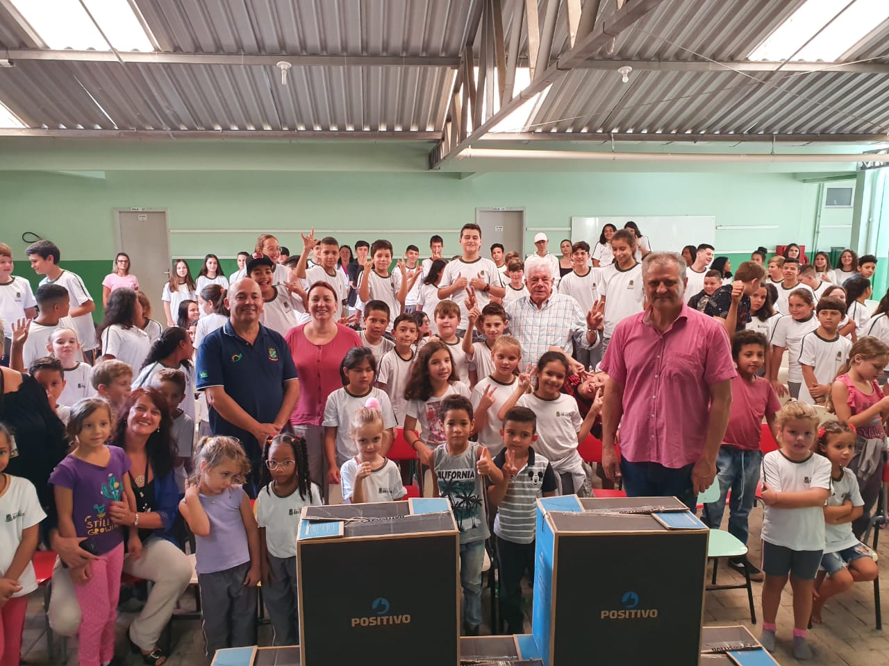 Prefeitura realiza entrega de computadores nas escolas Carlos Moritz e Ayres Gevaerd