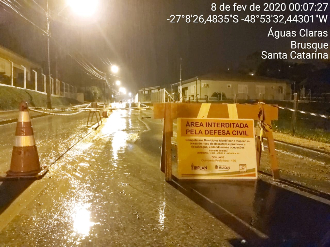 Chuvas causam cratera na rua João Tormena, bairro Ponta Russa