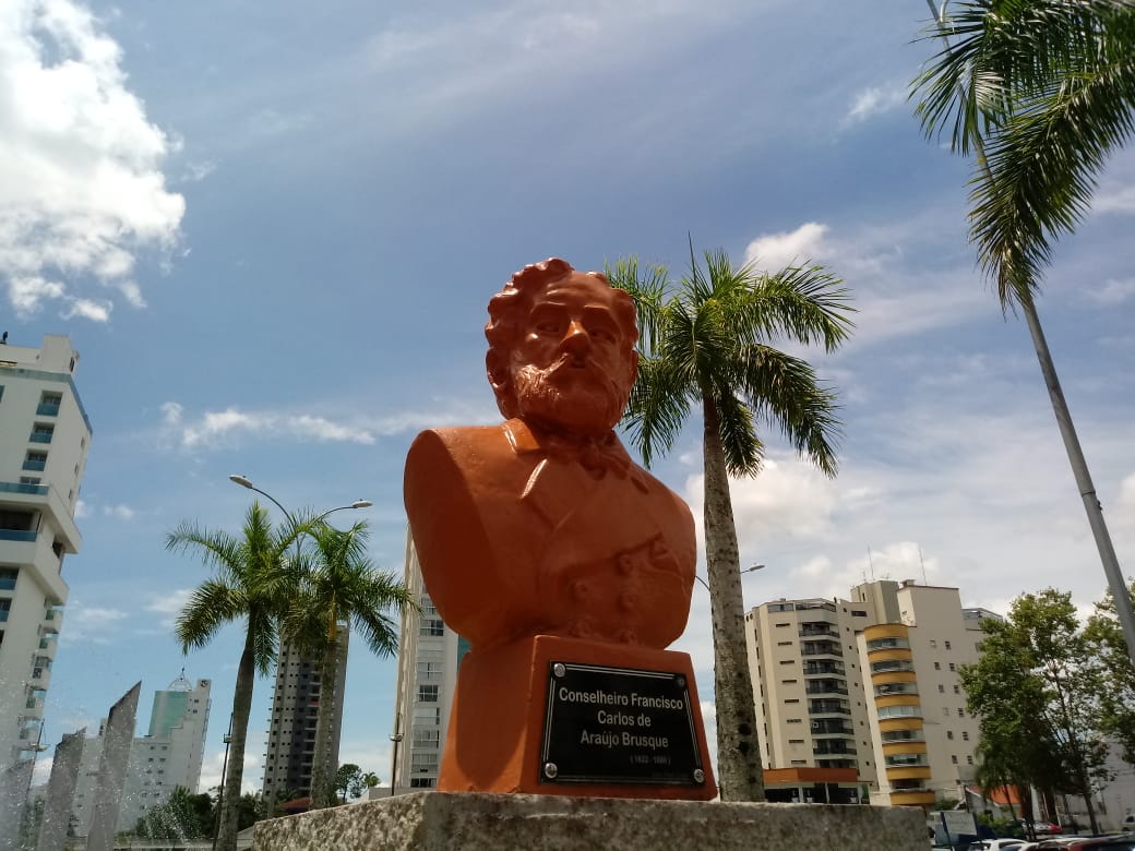 Busto de Araújo Brusque passa por restauro