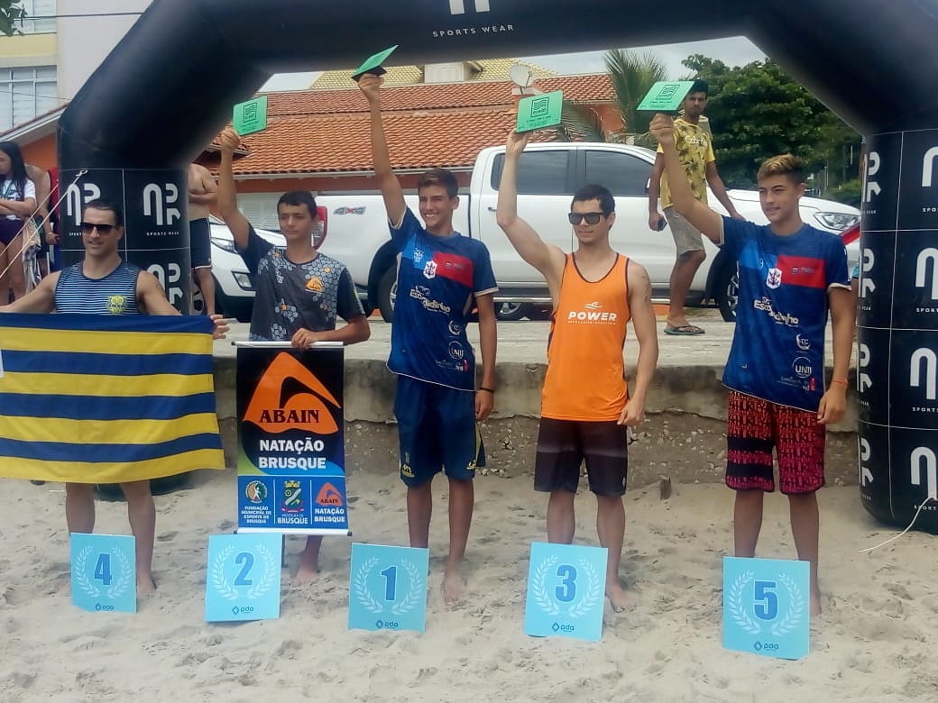 Nadador de Brusque conquista o segundo lugar em travessia na Praia de Cabeçudas