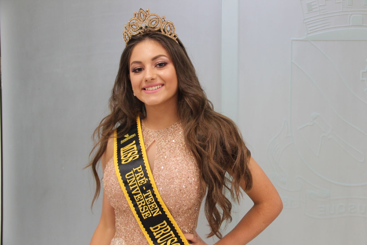 Laura Sbardelatti é coroada Miss Pré-Teen Brusque