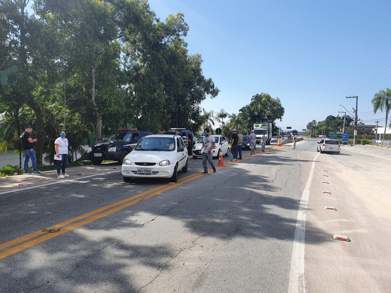 Brusque monta barreiras nas entradas e saídas da cidade