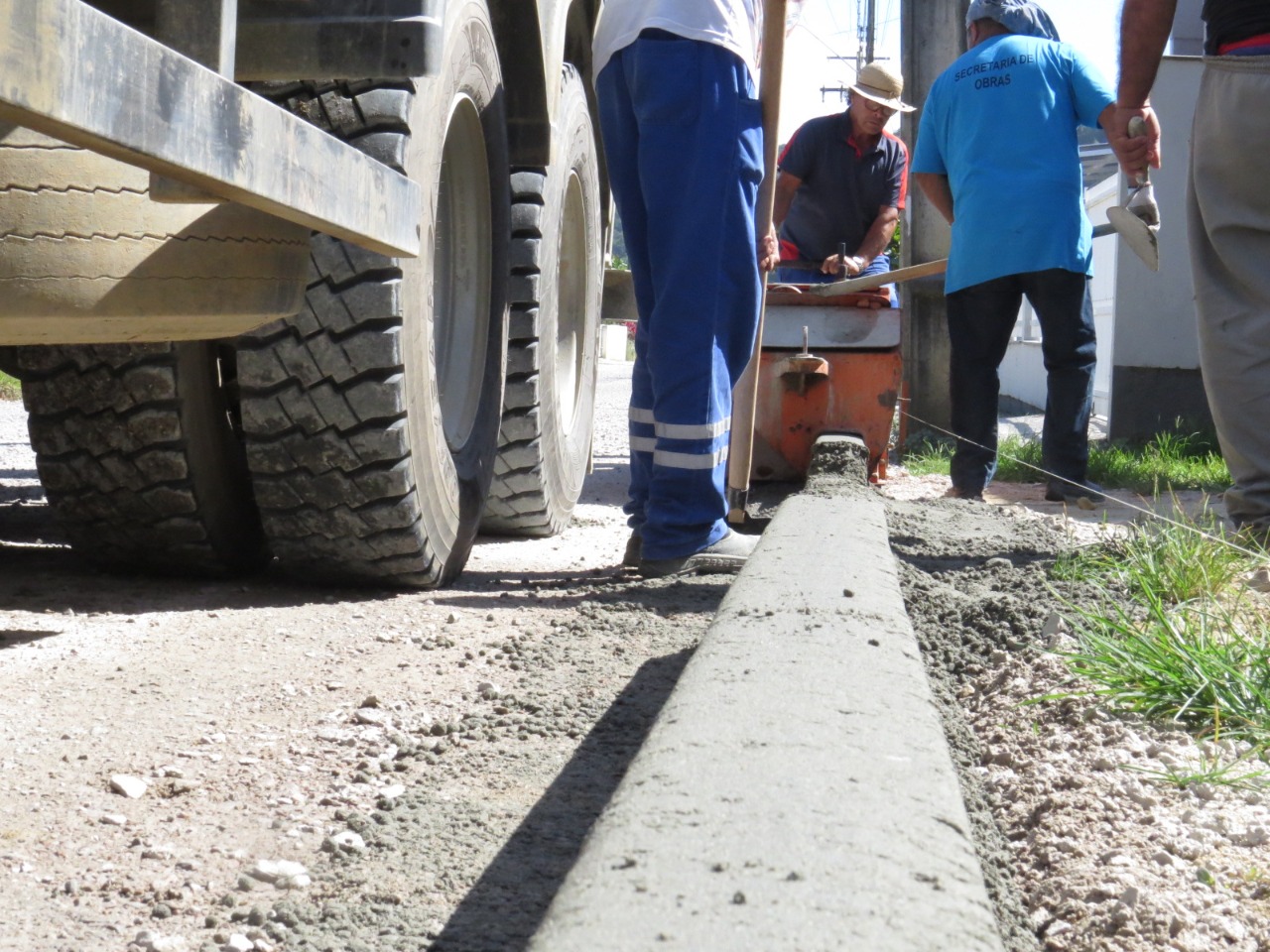 Equipe da Secretaria de Obras trabalha em diversas frentes