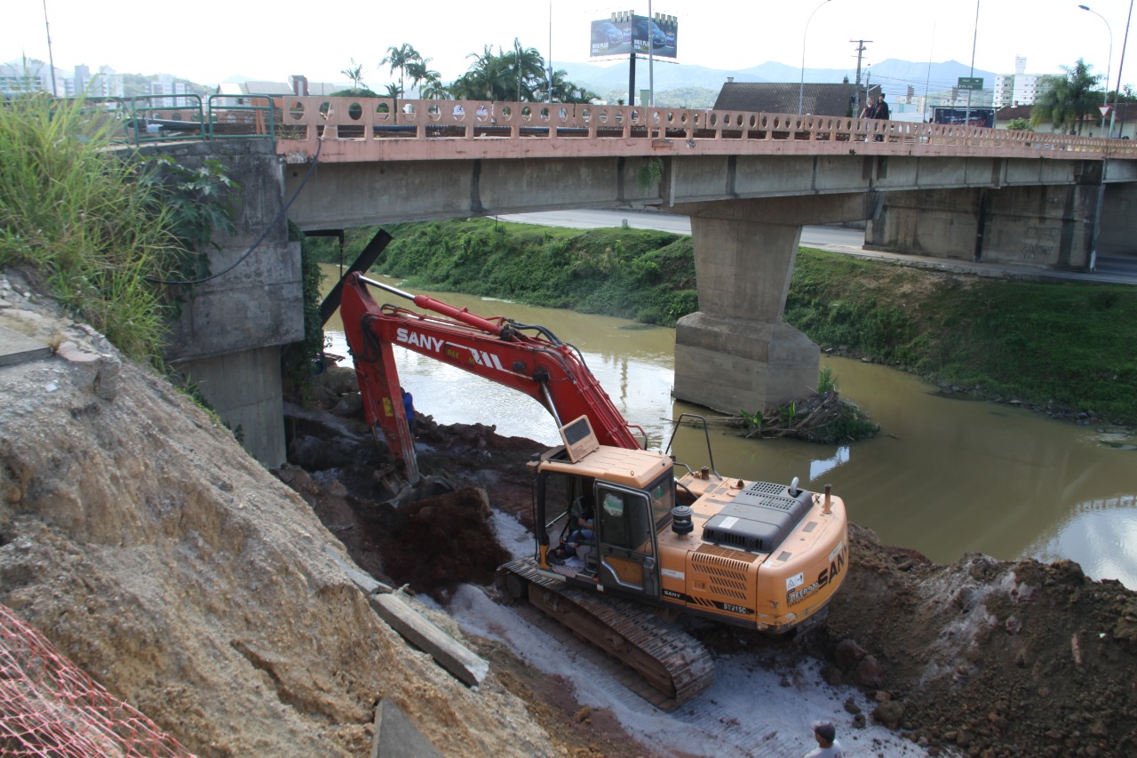 Retirada de adutora do SAMAE faz obras na ponte Mário Olinger entrar em outra etapa