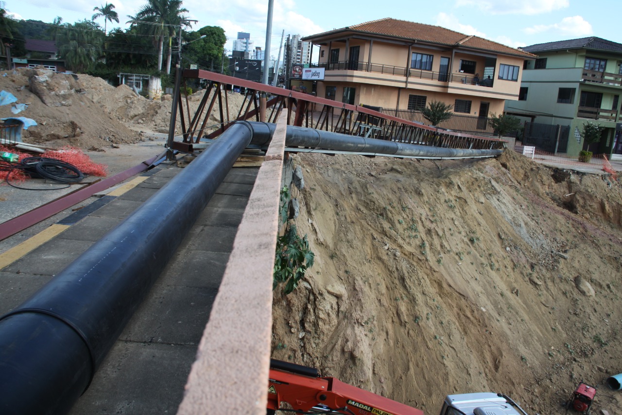 Retirada de adutora do SAMAE faz obras na ponte Mário Olinger entrar em outra etapa