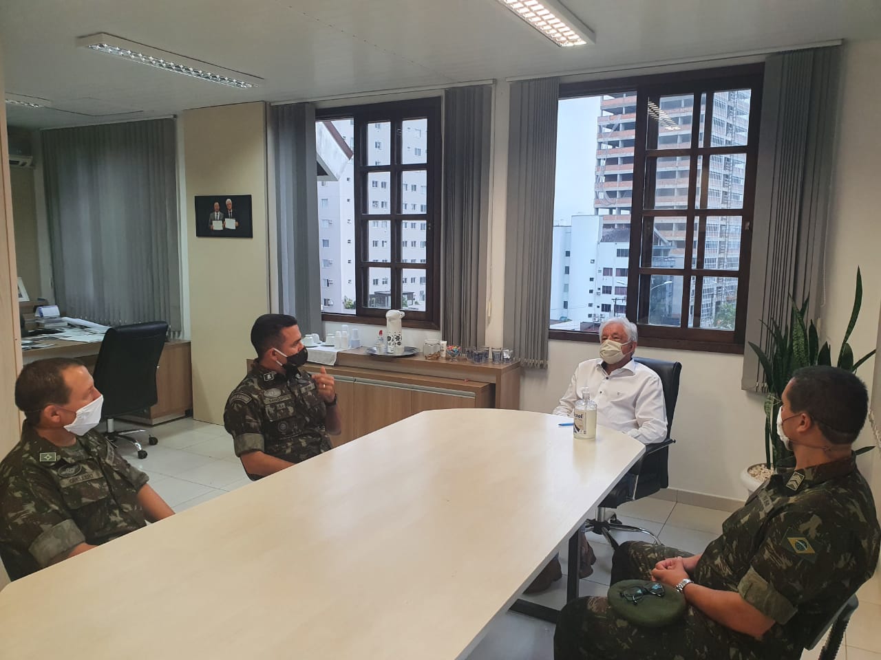 Prefeito de Brusque recebe visita de subtenente adjunto de comando da 5ª região militar de Curitiba