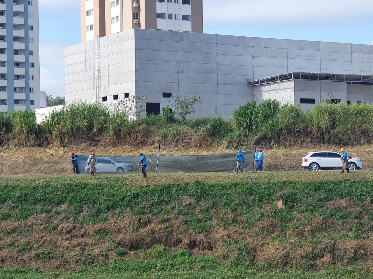 Prefeitura faz trabalho de embelezamento nos canteiros da cidade