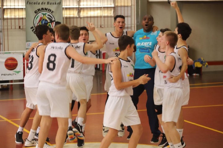 Clubes do basquete catarinense participam de reunião em Brusque para discutir sobre o futuro do Campeonato Brasileiro