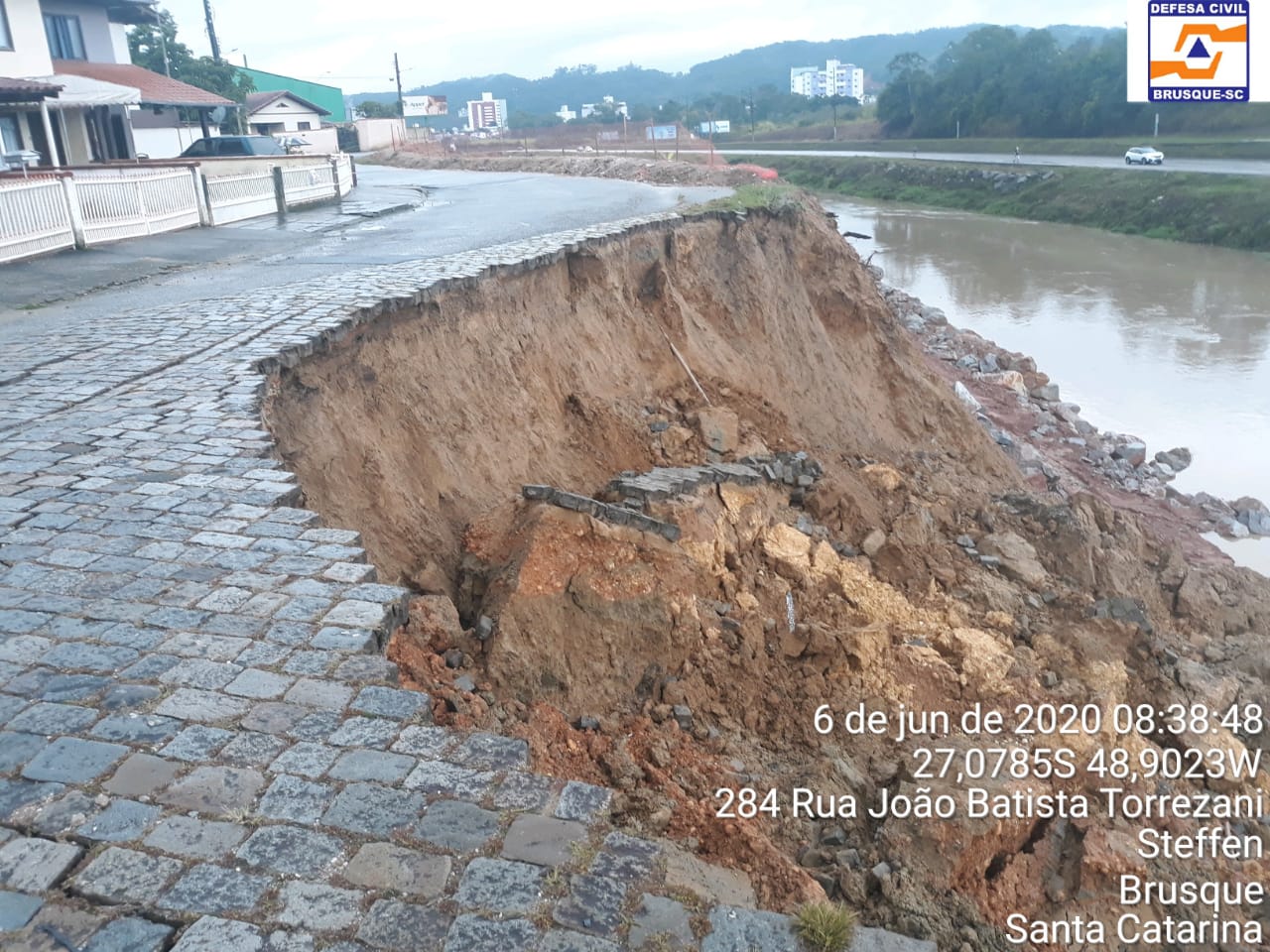 Chuvas das últimas horas causam deslizamento em rua paralela as obras da Margem Esquerda da Beira Rio