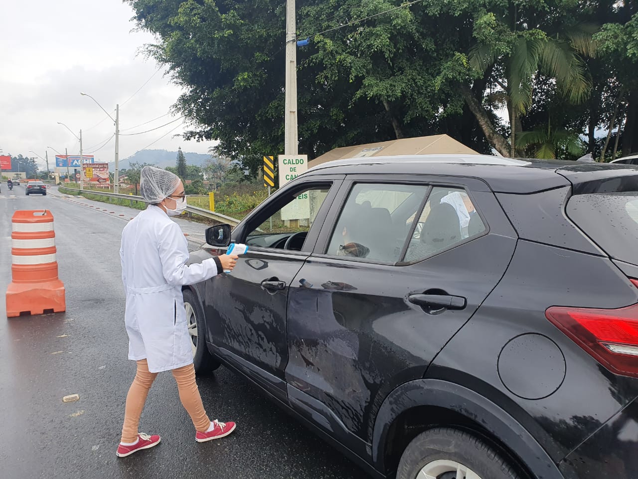 Mais de 10 mil condutores de veículos já foram abordados na barreira sanitária da avenida Antônio Heil