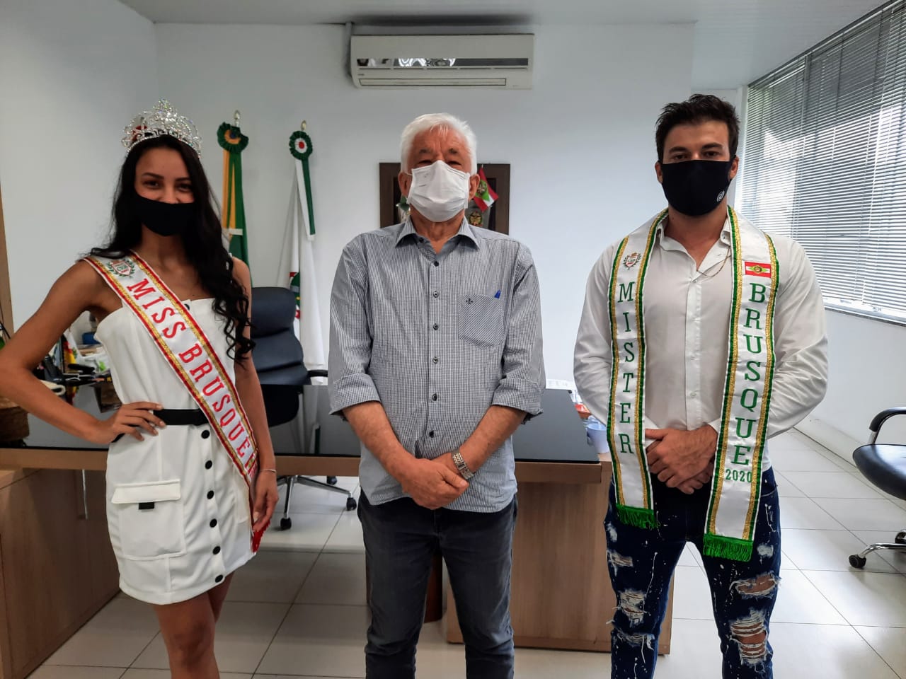 Representantes da beleza brusquense visitam prefeito