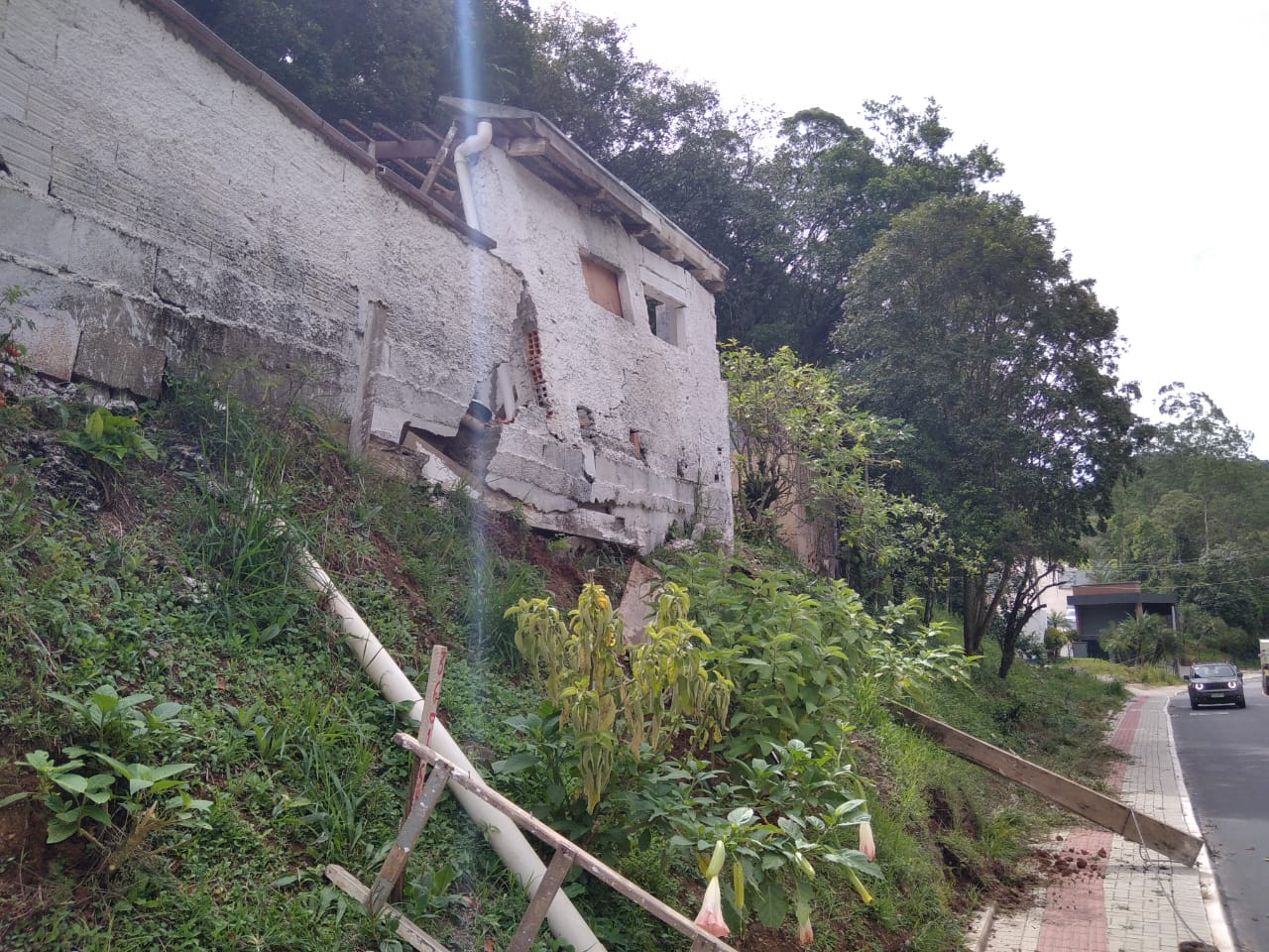 Defesa Civil alerta moradores para possibilidade de queda de muro e garagem