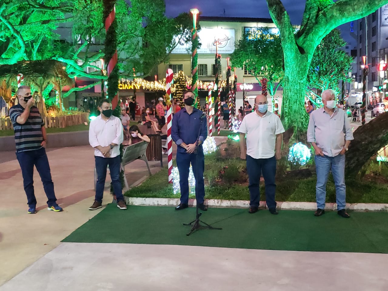 Praça Barão de Schneeburg ganha as cores do Natal