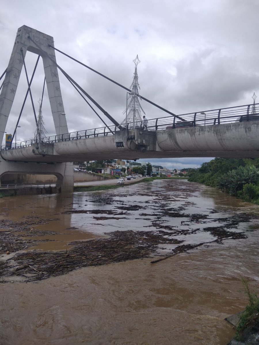 Avenida Beira Rio é interditada em razão das chuvas