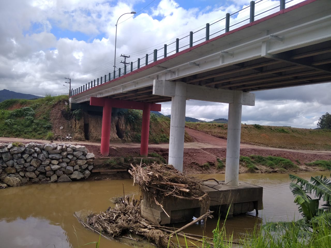 Prefeitura de Brusque realiza limpeza de entulhos em pontes da cidade